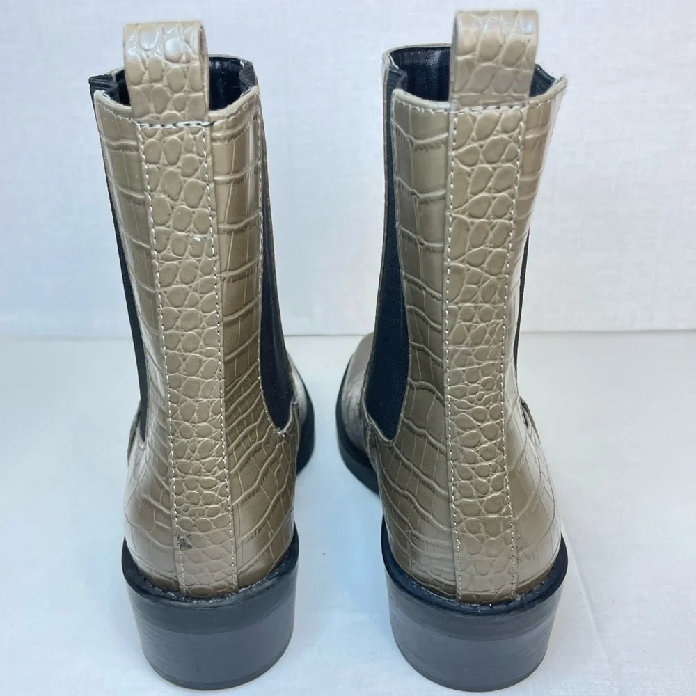 Open Edit AYLA CHELSEA BOOT IN‎ AUTUMN MOSS CROCO 5.5 M ( D 462)